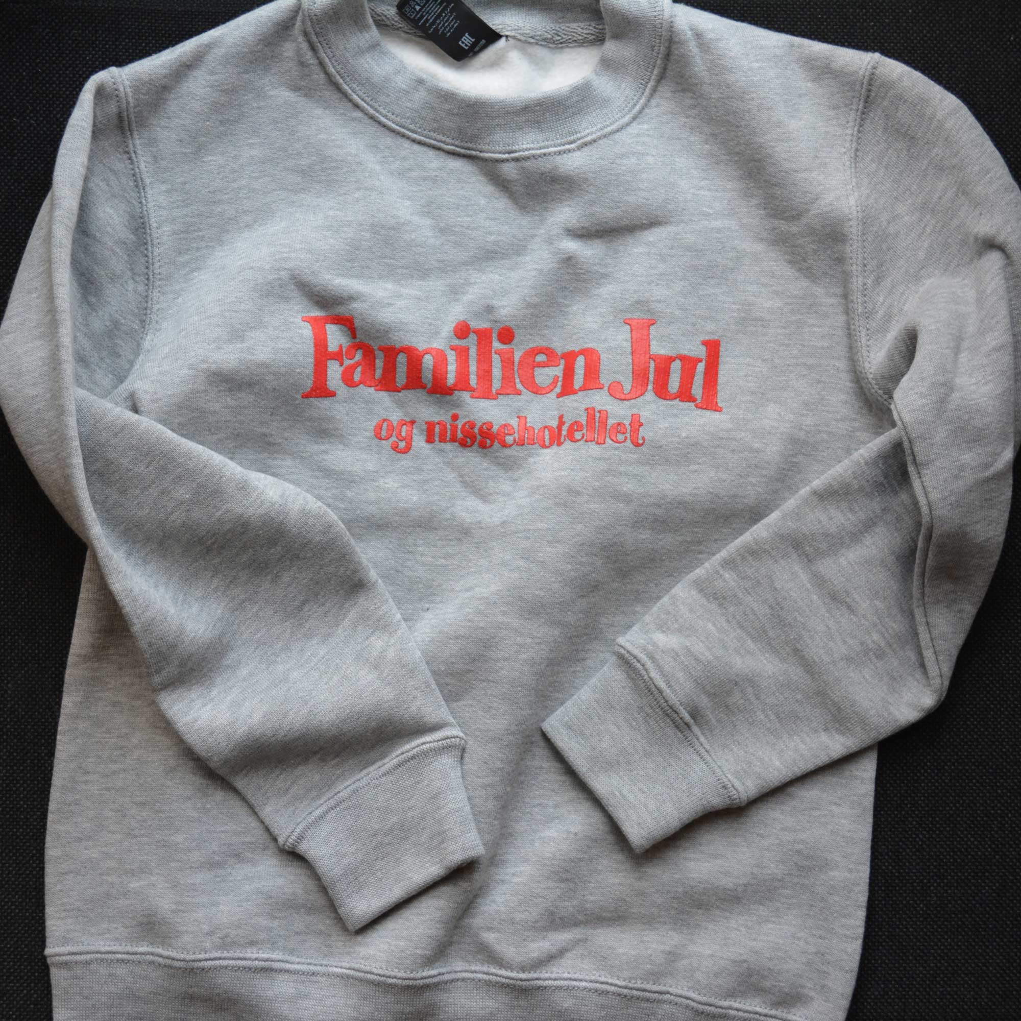Merchandise - Sweatshirt med logo - Familien Jul